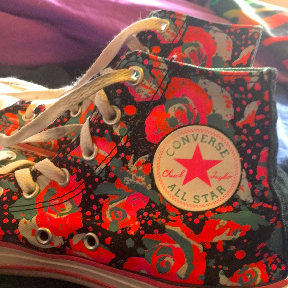 Great condition girls converse all star sneakers